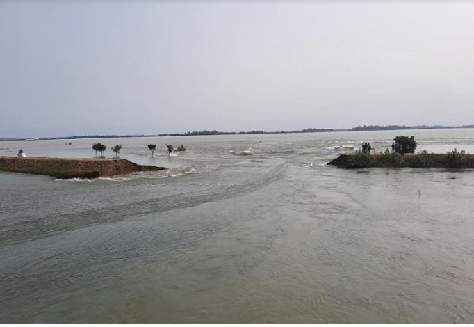 বাঁধ ভেঙে পানি ঢুকছে হালির হাওরে