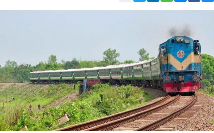 রেলমন্ত্রীর আত্মীয়কে জরিমানা করায় টিটিই বরখাস্ত
