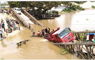 ভোলায় বেইলি ব্রিজ ভেঙে কয়লাবোঝাই ট্রাক খালে