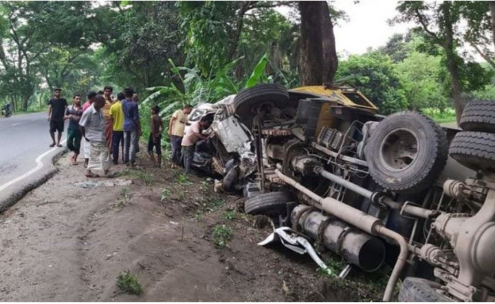 নাটোরে ট্রাক-মাইক্রোবাসের মুখোমুখি সংঘর্ষে নিহত ২