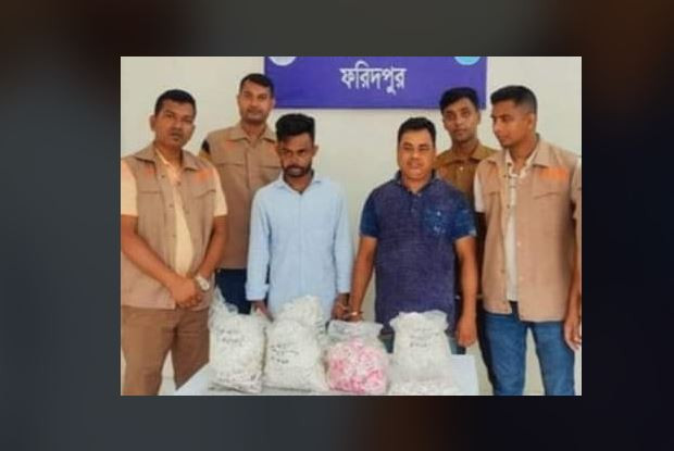 ফরিদপুরে ৪২ কেজি রুপাসহ দুই যুবক আটক