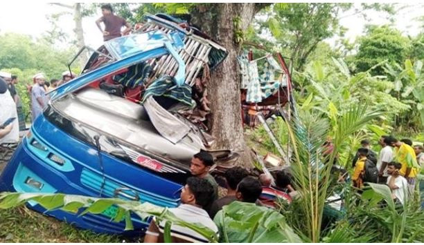বাস নিয়ন্ত্রণ হারিয়ে গাছের সঙ্গে ধাক্কা; নিহত বেড়ে ১০