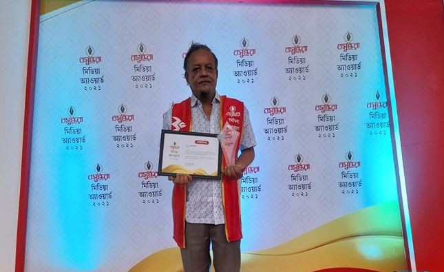 বসুন্ধরা মিডিয়া অ্যাওয়ার্ড পেলেন সাংবাদিক তমিজউদদীন