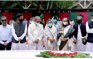 টুঙ্গিপাড়ায় বঙ্গবন্ধুর সমাধিতে ফাতেহা পাঠ করলেন প্রধানমন্ত্রী