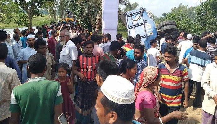 নওগাঁয় ট্রাকচাপায় ৫ জন নিহত