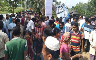 নওগাঁয় ট্রাকচাপায় ৫ জন নিহত