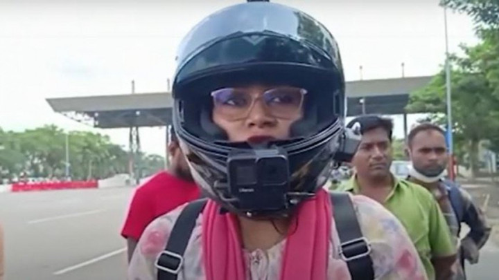 পদ্মা সেতু পার হওয়া প্রথম নারী বাইকচালক