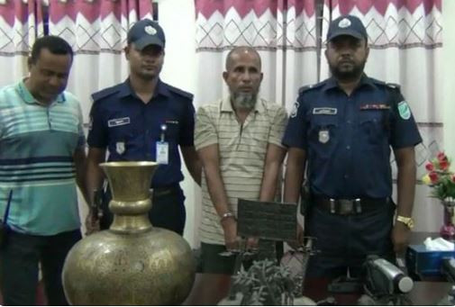 পদ্মা সেতুর টোল প্লাজার সামনে মূর্তিসহ ভারতফেরত বাসযাত্রী আটক