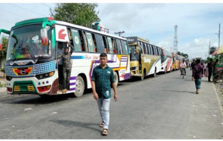 পাটুরিয়ায় নদীপথ পারের অপেক্ষায় বেশ কিছু যানবাহন