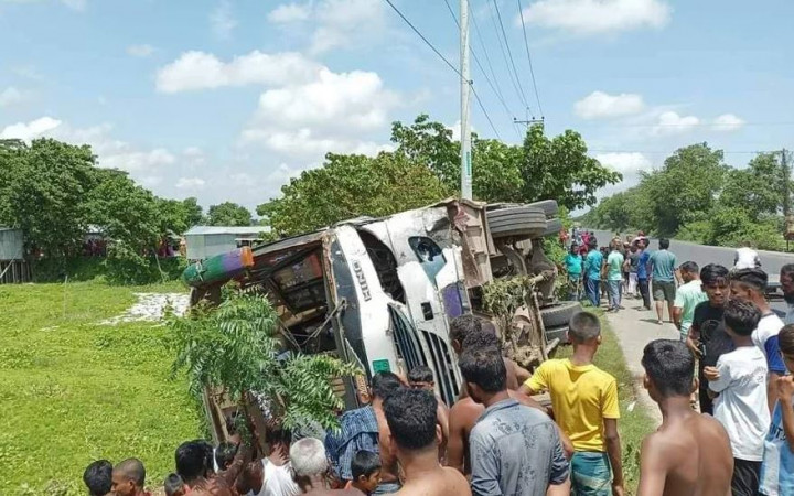 কুমিলায় বাস উল্টে মোটরসাইকেলের ৩ আরোহী নিহত