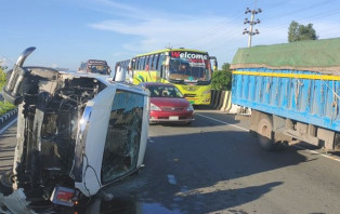 মাইক্রোবাস নিয়ে পদ্মা সেতু দেখতে গিয়ে দুর্ঘটনার শিকার