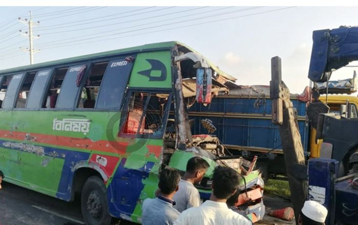 মির্জাপুরে বালুবাহী ট্রাক ও বাসের সংঘর্ষে নিহত ৪