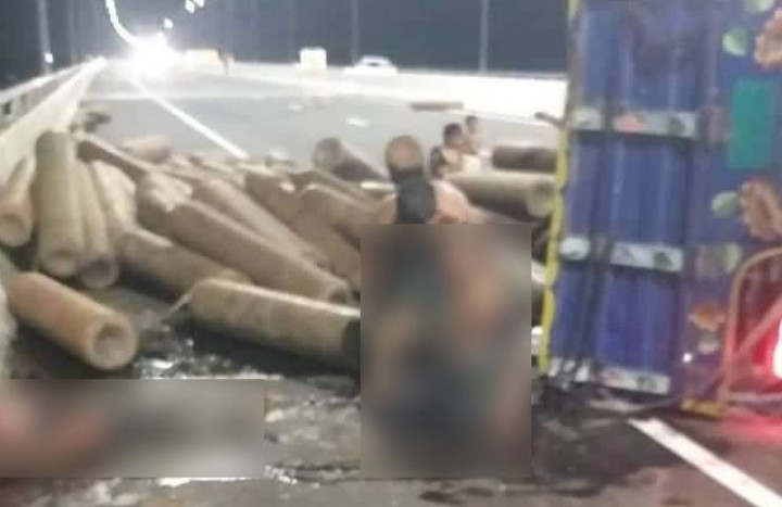 পদ্মা সেতুতে সিলিন্ডার বোঝাই পিকআপ ভ্যান উল্টে নিহত ২