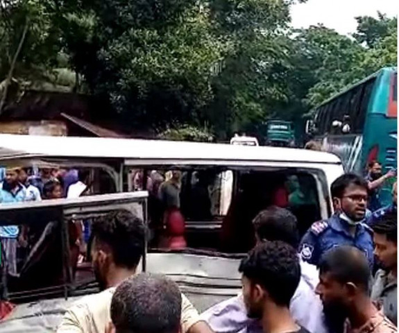 উজিরপুরে বাস ও মাইক্রোবাসের সংঘর্ষ; নিহত ৫