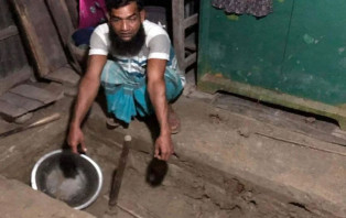 স্ত্রীকে ফেরাতে ব্যর্থ হয়ে নিজ ঘরেই কবর খুড়লেন স্বামী