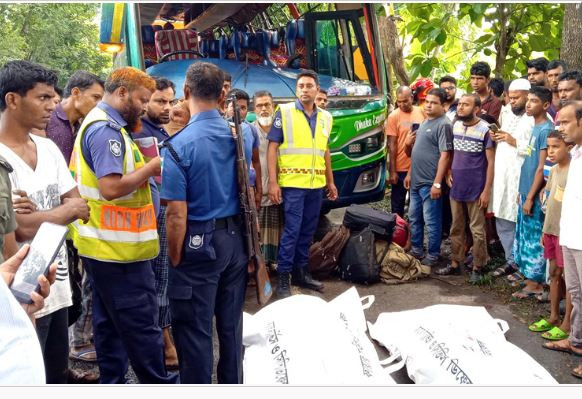 গাছের সঙ্গে যাত্রীবাহী বাসের ধাক্কা, নারীসহ নিহত ২