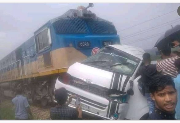 মীরসরাইয়ে ট্রেনের সঙ্গে মাইক্রোবাসের ধাক্কা, নিহত ৫
