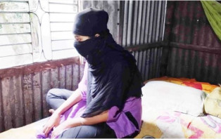 বিয়ের দাবিতে প্রেমিকের বাড়িতে অনশন, আত্মগোপনে ছেলের পরিবার