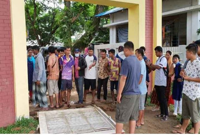বিদ্যালয়ের গেট ভেঙে চাপা পড়ে নিহত শিক্ষার্থী