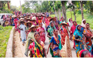 অনির্দিষ্টকালের ধর্মঘটে চা শ্রমিকরা