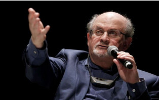অস্ত্রোপচারের পর লাইফ সাপোর্টে সালমান রুশদি, অবস্থা আশঙ্কাজনক