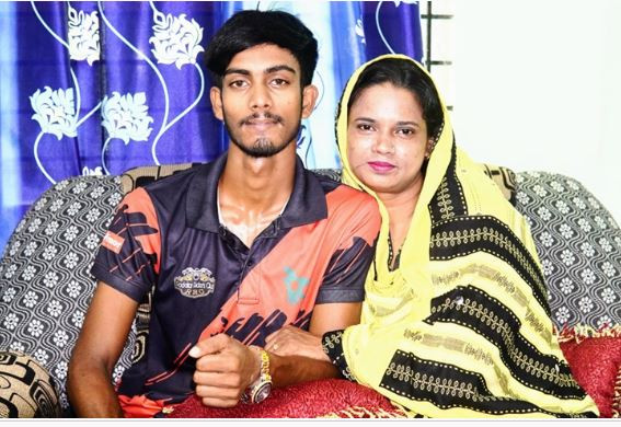 ছাত্রকে বিয়ে করা সেই শিক্ষিকার ঝুলন্ত মরদেহ উদ্ধার