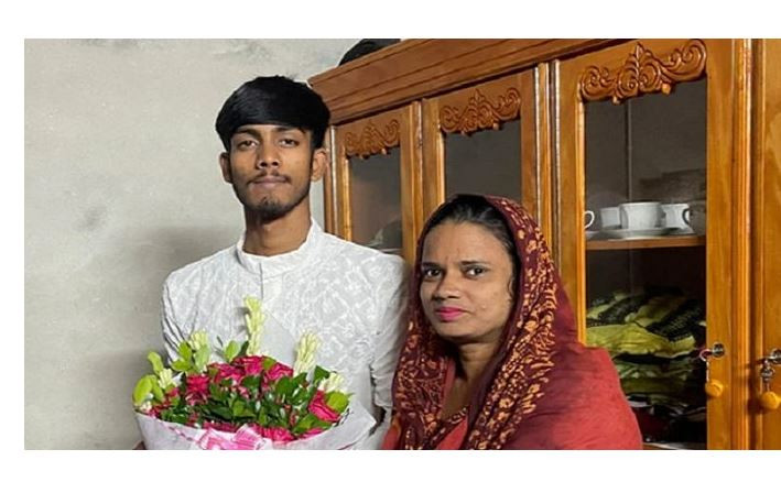 ছাত্রকে বিয়ে করা সেই কলেজশিক্ষিকা বাবার বাড়িতে চিরনিদ্রায়