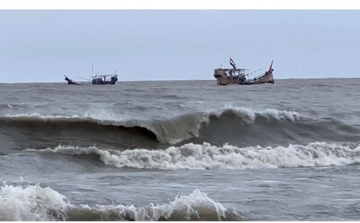 বঙ্গোপসাগরে ১৬ ট্রলারডুবি : ১৯৪ জেলে নিখোঁজ, ৩ মরদেহ উদ্ধার