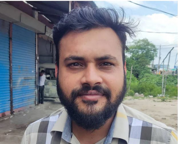 কুড়িয়ে পাওয়া ৫ লাখ টাকার মালিকের খোঁজে শহরজুড়ে মাইকিং