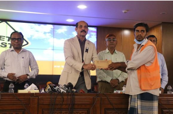 আইফোন ফিরিয়ে দিয়ে সততার পুরস্কার পেলেন রিকশাচালক