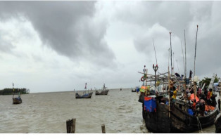 সাগরে ডুবে যাওয়া মাছ ধরার ৫ ট্রলার উদ্ধার
