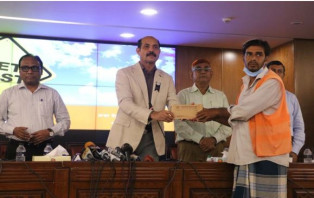 আইফোন ফিরিয়ে দিয়ে সততার পুরস্কার পেলেন রিকশাচালক