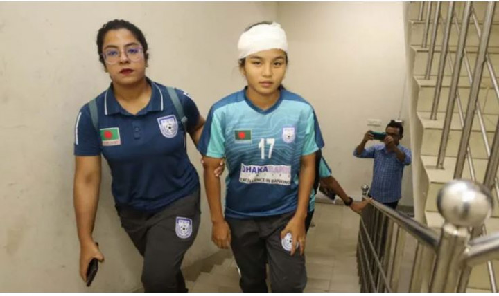 ছাদখোলা বাসে চোট পেলেন সাফজয়ী ঋতুপর্ণা, লাগল তিন সেলাই