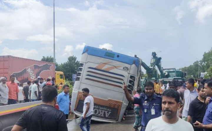 রোড ডিভাইডার ভেঙে মাইক্রোর ওপর বাস, নিহত ৬
