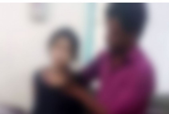 ছাত্রীর সঙ্গে আপত্তিকর অবস্থায় শিক্ষক, অভিমানে বাবার আত্মহত্যার চেষ্টা