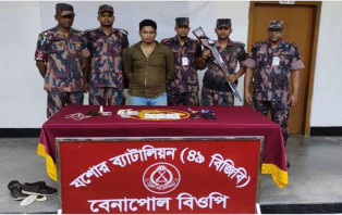 জুতায় লুকানো ছিল ১০ স্বর্ণের বার, বেনাপোলে আটক ১