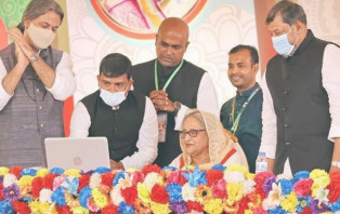 ‘বর্তমান সরকারের আমলে সবাই গ্রামে বসে সারা পৃথিবীতে যুক্ত রয়েছে’