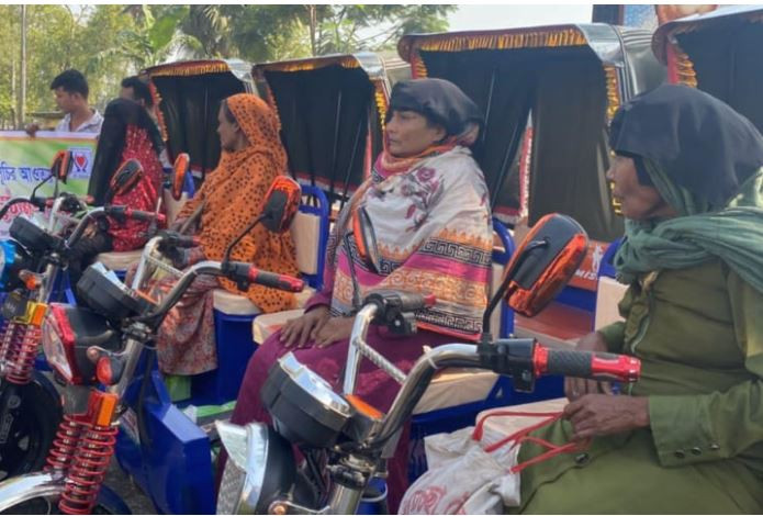৪ ভিক্ষুক পেলেন প্রধানমন্ত্রীর উপহার