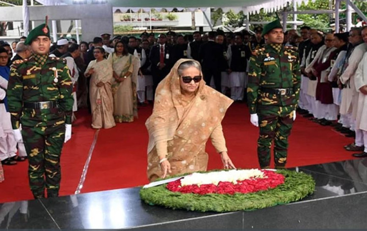 বঙ্গবন্ধুর প্রতিকৃতিতে প্রধানমন্ত্রীর শ্রদ্ধা