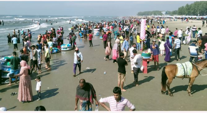 টানা ছুটিতে কক্সবাজারে লাখো পর্যটকের ঢল