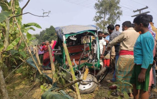 টাঙ্গাইলে ট্রেনের ধাক্কায় অটোরিকশার চার যাত্রী নিহত