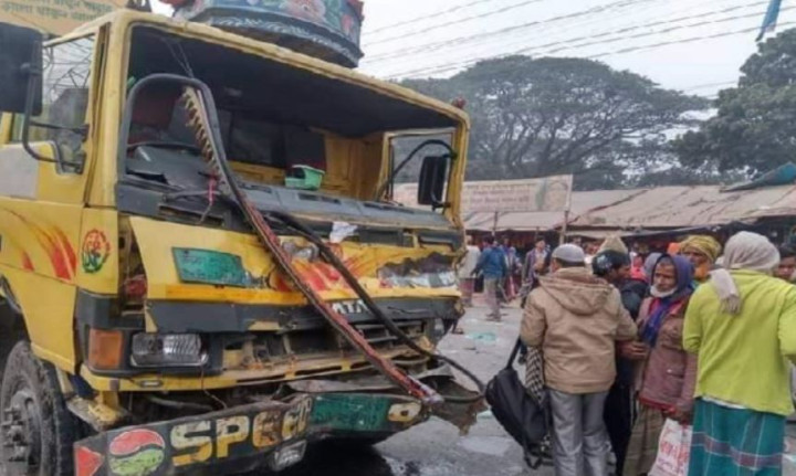 বাস-ট্রাক-মোটরসাইকেলের ত্রিমুখী সংঘর্ষ, নিহত ৩