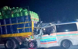 পদ্মা সেতুর জাজিরা প্রান্তে অ্যাম্বুলেন্সকে ট্রাকের ধাক্কা, নিহত ৬