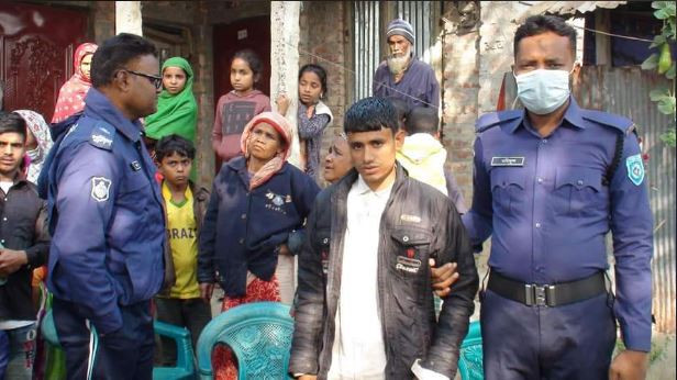 মায়ের অভিযোগের পর সেই মাদকাসক্ত ছেলেকে আটক