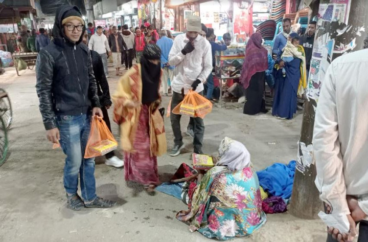 ফুলবাড়ীতে অসহায় মানুষের মাঝে খাবার বিতরণ করল কনিকা দান
