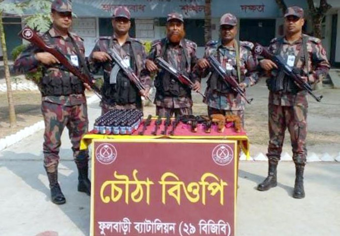 ফুলবাড়ী সীমান্তে ৪ টি ভারতীয় এয়ারগানসহ ফেন্সিডিল উদ্ধার