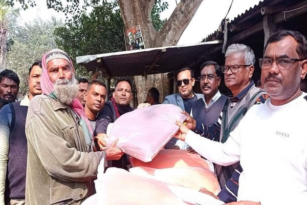 পাংশার হাবাসপুরে শীতার্তদের মাঝে এমপি জিল্লুল হাকিমের কম্বল বিতরণ
