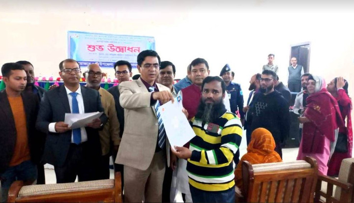 সালথায় ব্যবসায়ীদের মাঝে  ডিলিং লাইসেন্স বিতরণ করলেন জেলা প্রশাসক