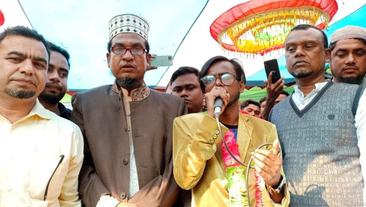 শিক্ষক থেকে পাওয়া গাড়ি অ্যাম্বুলেন্সের জন্য দিলেন হিরো আলম