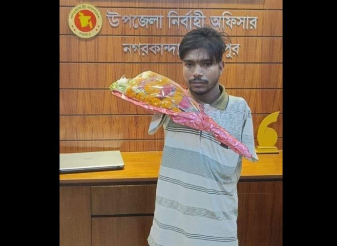 নগরকান্দায় পা দিয়ে লিখে এইচএসসি পরীক্ষায় উত্তীর্ণ জসিম